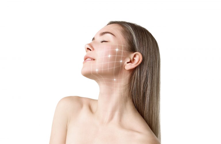 Joven muestra innovación en su rostro